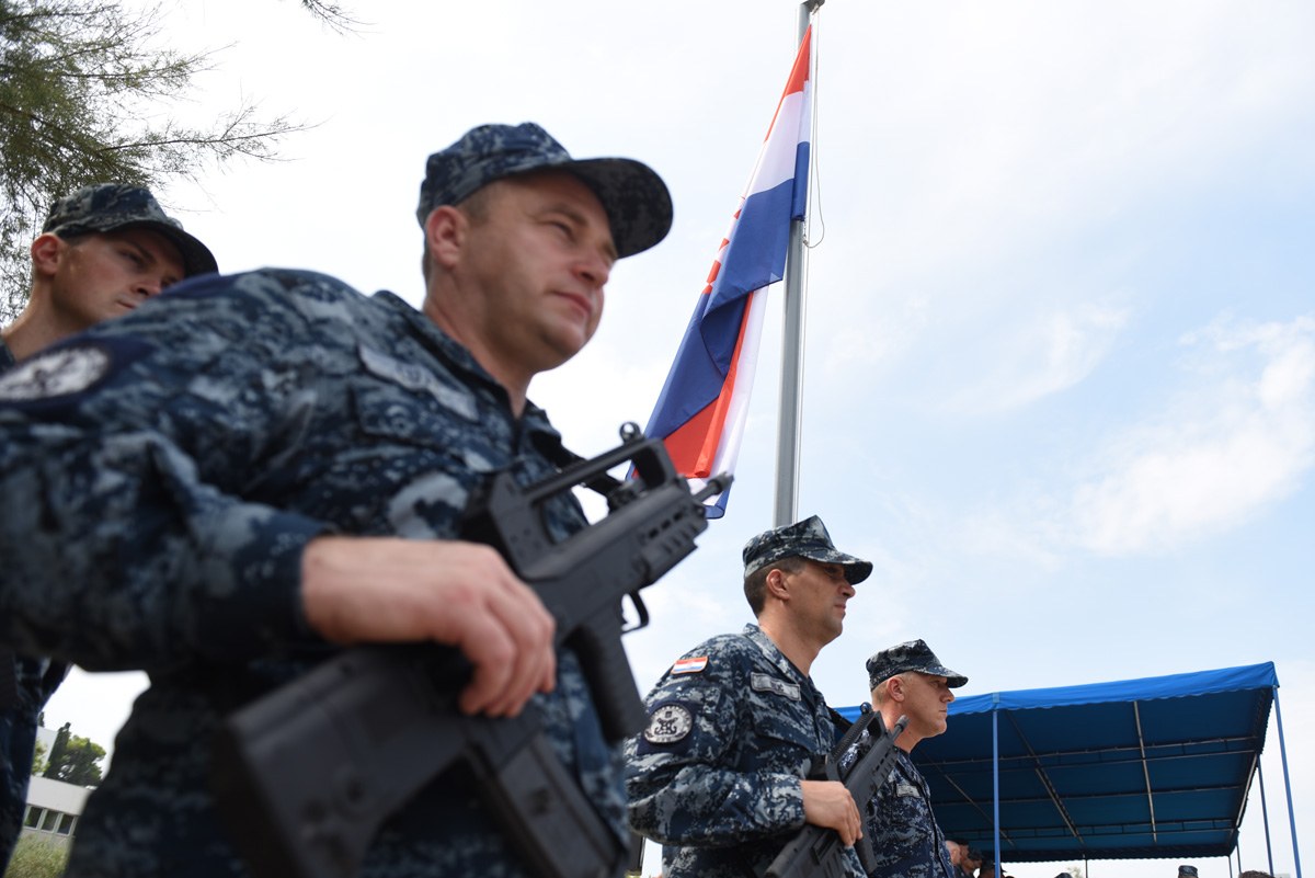 https://www.morh.hr/wp-content/gallery/ispracen-2-hrvcon-u-nato-ovu-operaciju-potpore-miru-sea-guardian/2_hrvcon_ispracaj_sea_guardian_hrm_190719_05.jpg