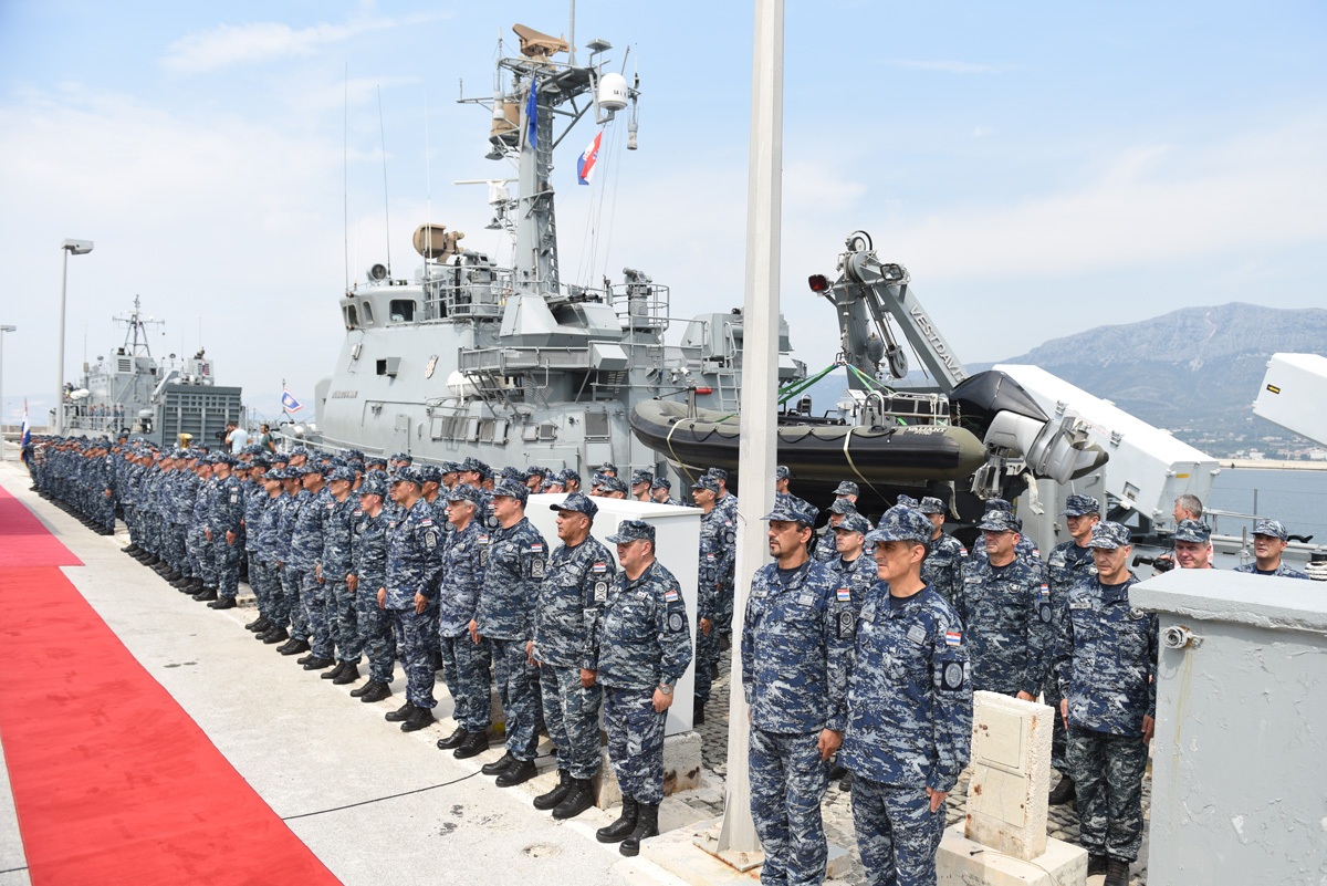 https://www.morh.hr/wp-content/gallery/ispracen-2-hrvcon-u-nato-ovu-operaciju-potpore-miru-sea-guardian/2_hrvcon_ispracaj_sea_guardian_hrm_190719_06.jpg