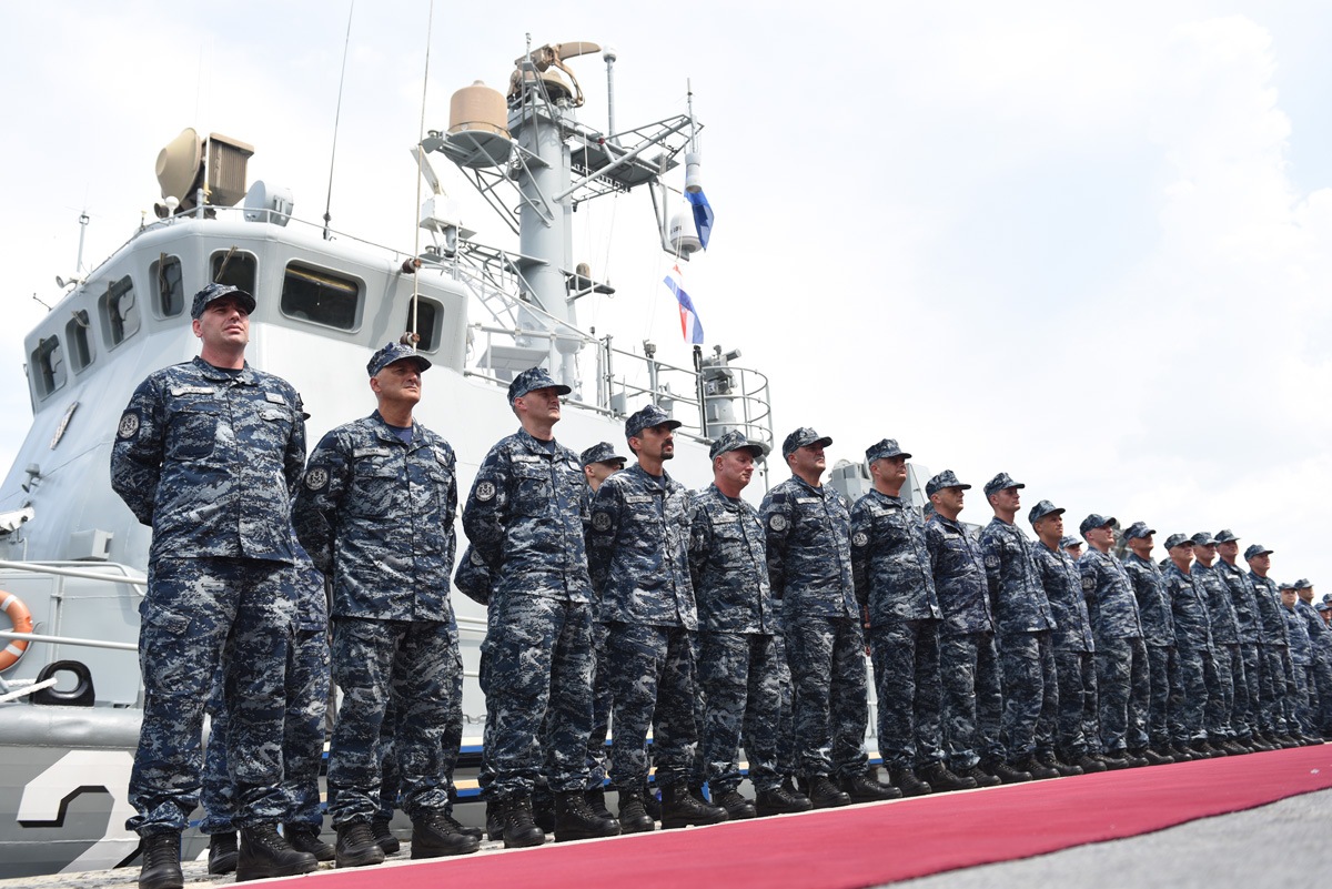 https://www.morh.hr/wp-content/gallery/ispracen-2-hrvcon-u-nato-ovu-operaciju-potpore-miru-sea-guardian/2_hrvcon_ispracaj_sea_guardian_hrm_190719_08.jpg
