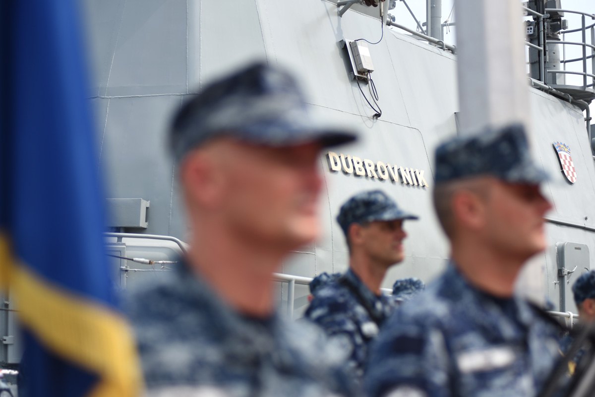 https://www.morh.hr/wp-content/gallery/ispracen-2-hrvcon-u-nato-ovu-operaciju-potpore-miru-sea-guardian/2_hrvcon_ispracaj_sea_guardian_hrm_190719_09.jpg