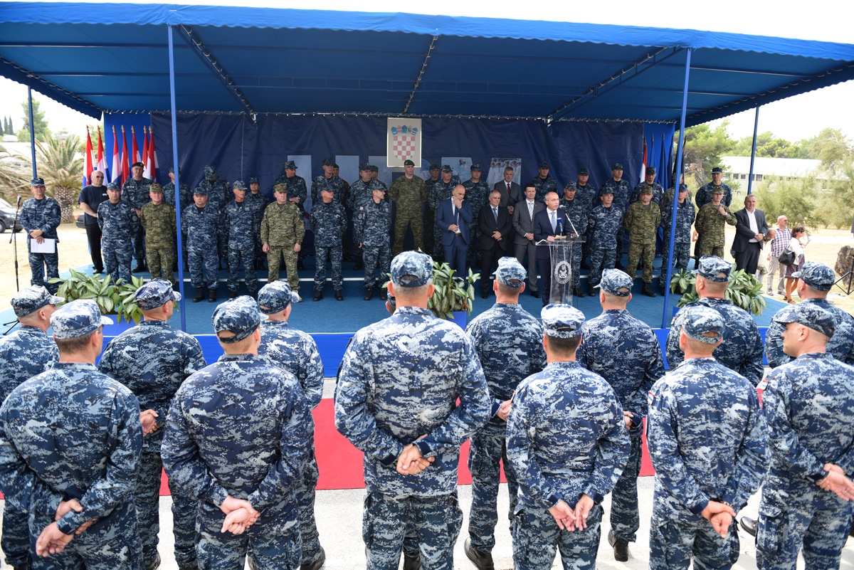 https://www.morh.hr/wp-content/gallery/ispracen-2-hrvcon-u-nato-ovu-operaciju-potpore-miru-sea-guardian/2_hrvcon_ispracaj_sea_guardian_hrm_190719_13.jpg