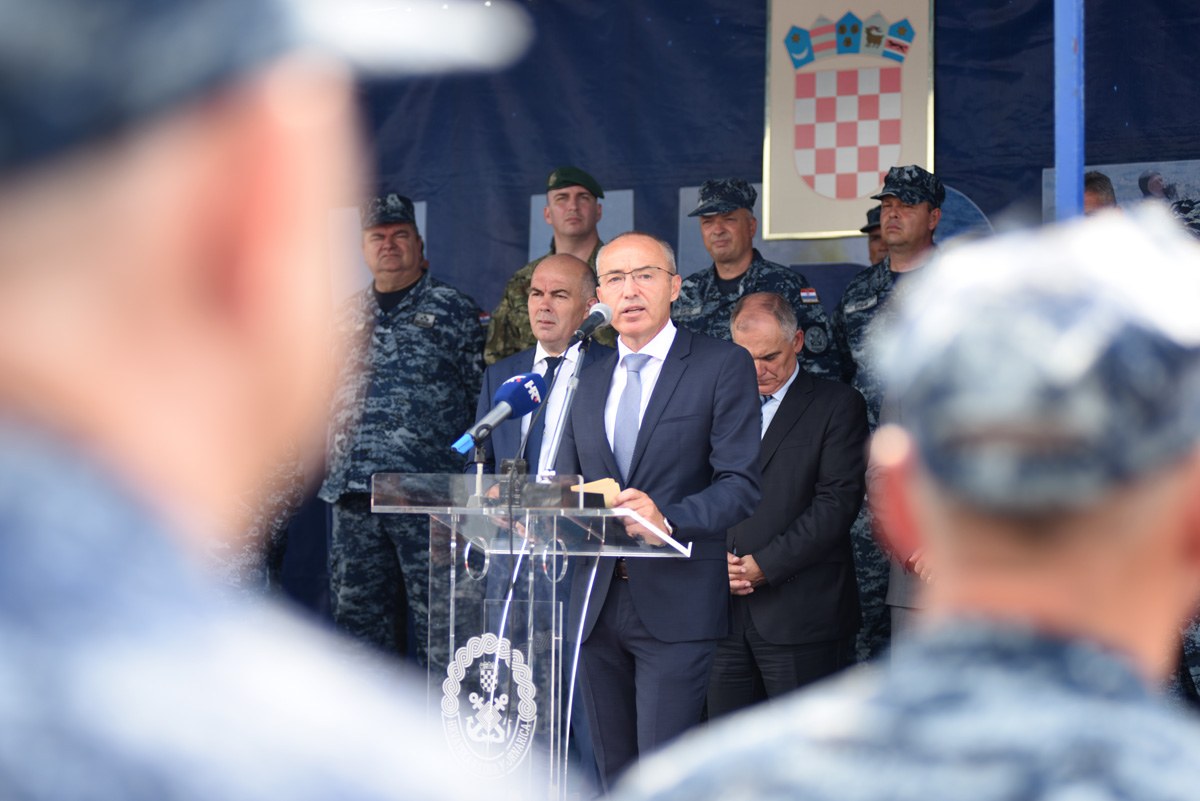 https://www.morh.hr/wp-content/gallery/ispracen-2-hrvcon-u-nato-ovu-operaciju-potpore-miru-sea-guardian/2_hrvcon_ispracaj_sea_guardian_hrm_190719_14.jpg