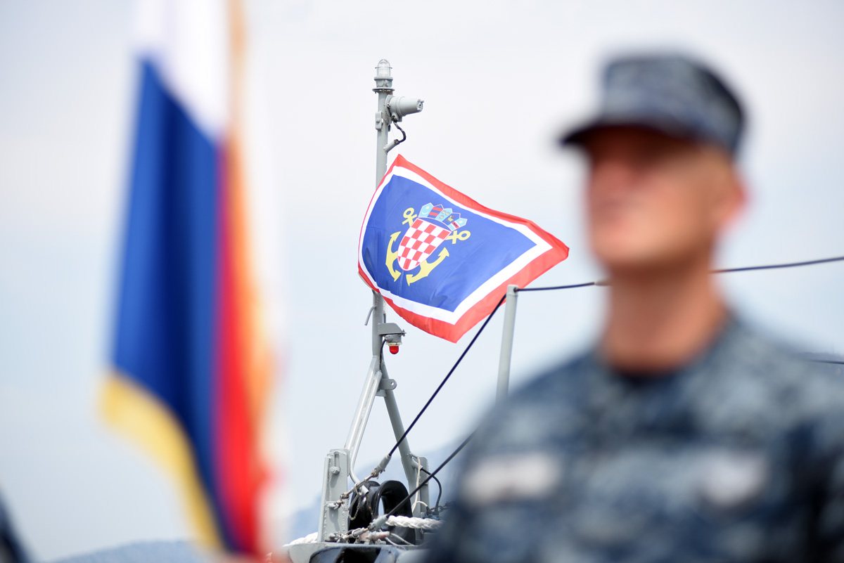 https://www.morh.hr/wp-content/gallery/ispracen-2-hrvcon-u-nato-ovu-operaciju-potpore-miru-sea-guardian/2_hrvcon_ispracaj_sea_guardian_hrm_190719_16.jpg