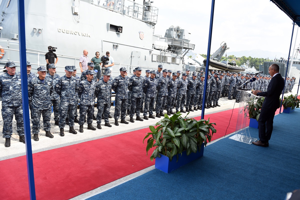 https://www.morh.hr/wp-content/gallery/ispracen-2-hrvcon-u-nato-ovu-operaciju-potpore-miru-sea-guardian/2_hrvcon_ispracaj_sea_guardian_hrm_190719_17.jpg