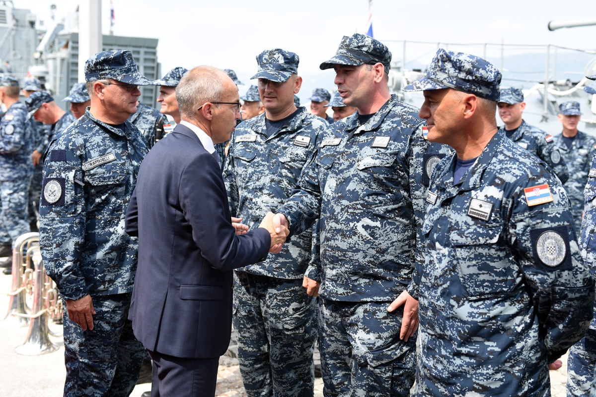 https://www.morh.hr/wp-content/gallery/ispracen-2-hrvcon-u-nato-ovu-operaciju-potpore-miru-sea-guardian/2_hrvcon_ispracaj_sea_guardian_hrm_190719_18.jpg