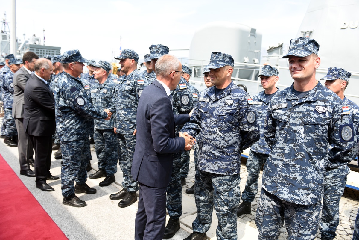 https://www.morh.hr/wp-content/gallery/ispracen-2-hrvcon-u-nato-ovu-operaciju-potpore-miru-sea-guardian/2_hrvcon_ispracaj_sea_guardian_hrm_190719_19.jpg