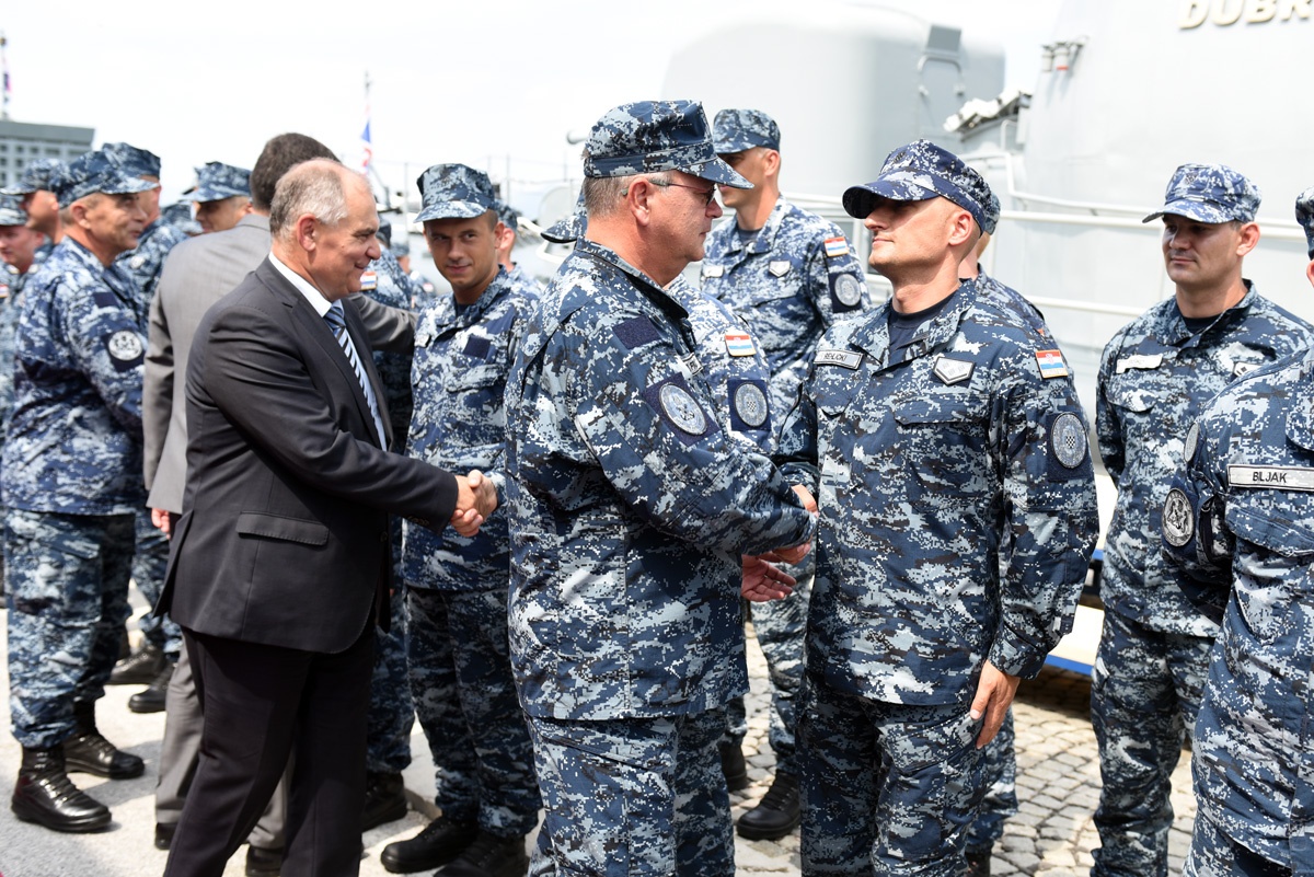 https://www.morh.hr/wp-content/gallery/ispracen-2-hrvcon-u-nato-ovu-operaciju-potpore-miru-sea-guardian/2_hrvcon_ispracaj_sea_guardian_hrm_190719_20.jpg