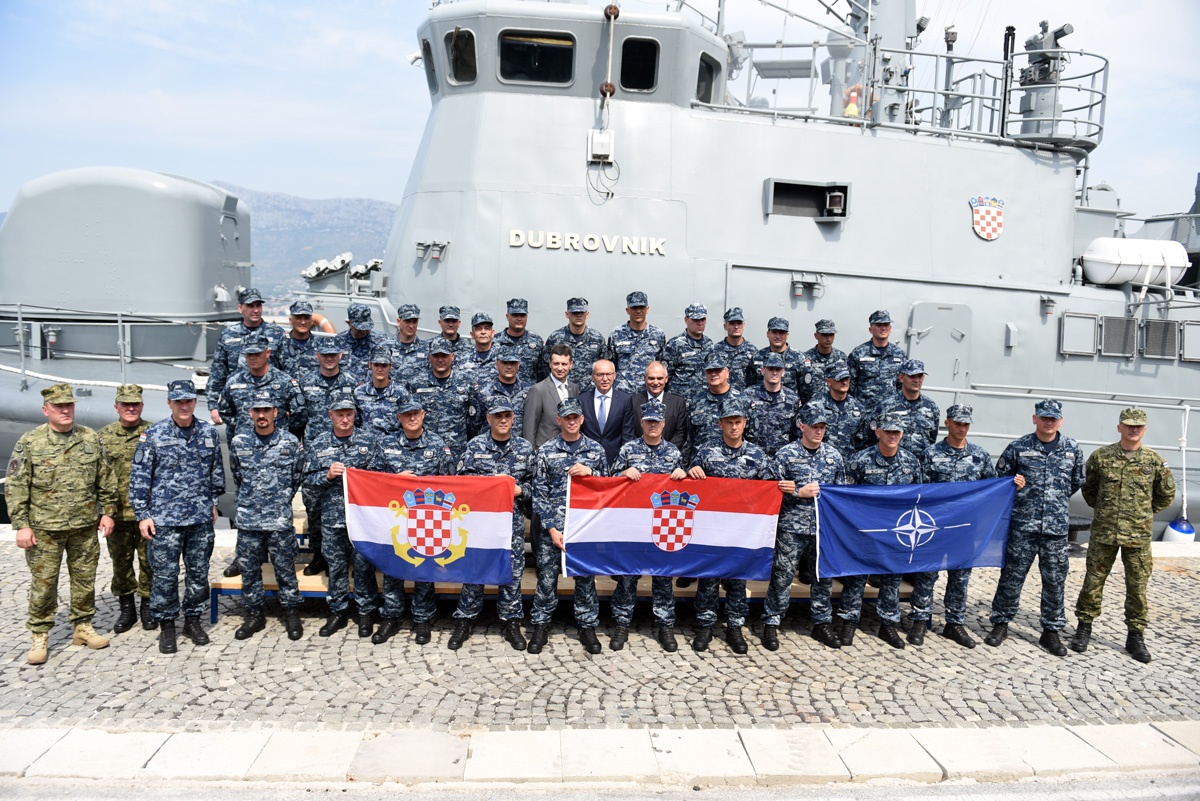 https://www.morh.hr/wp-content/gallery/ispracen-2-hrvcon-u-nato-ovu-operaciju-potpore-miru-sea-guardian/2_hrvcon_ispracaj_sea_guardian_hrm_190719_21.jpg