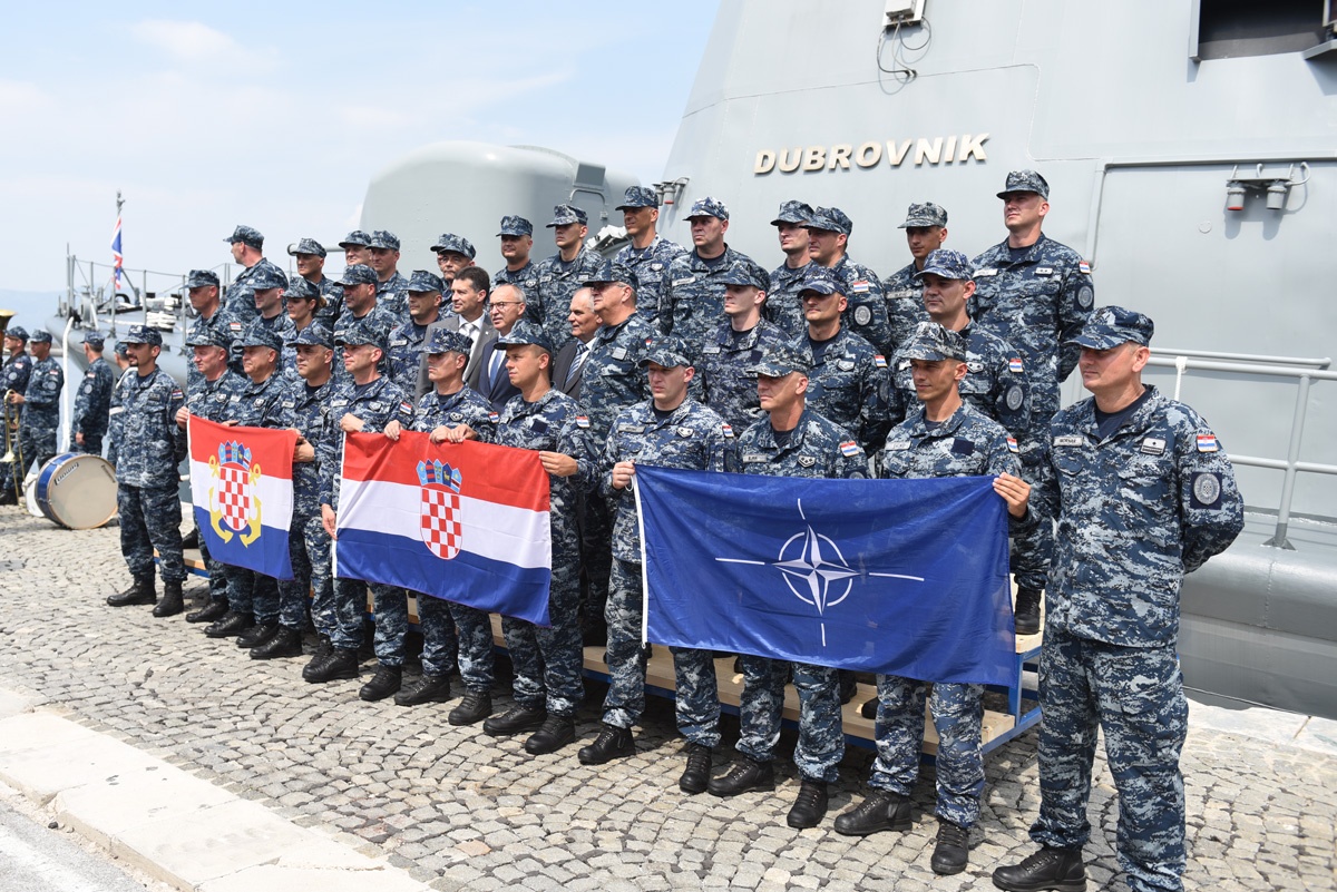 https://www.morh.hr/wp-content/gallery/ispracen-2-hrvcon-u-nato-ovu-operaciju-potpore-miru-sea-guardian/2_hrvcon_ispracaj_sea_guardian_hrm_190719_22.jpg
