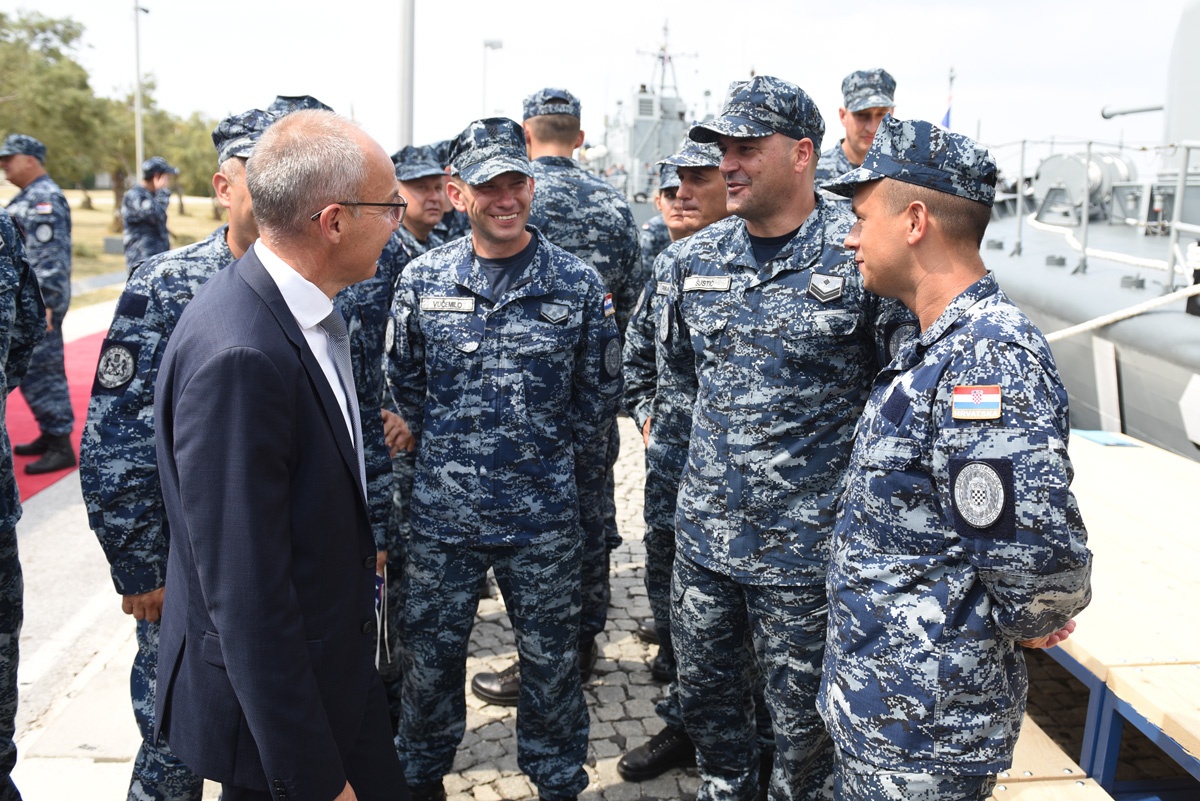 https://www.morh.hr/wp-content/gallery/ispracen-2-hrvcon-u-nato-ovu-operaciju-potpore-miru-sea-guardian/2_hrvcon_ispracaj_sea_guardian_hrm_190719_23.jpg