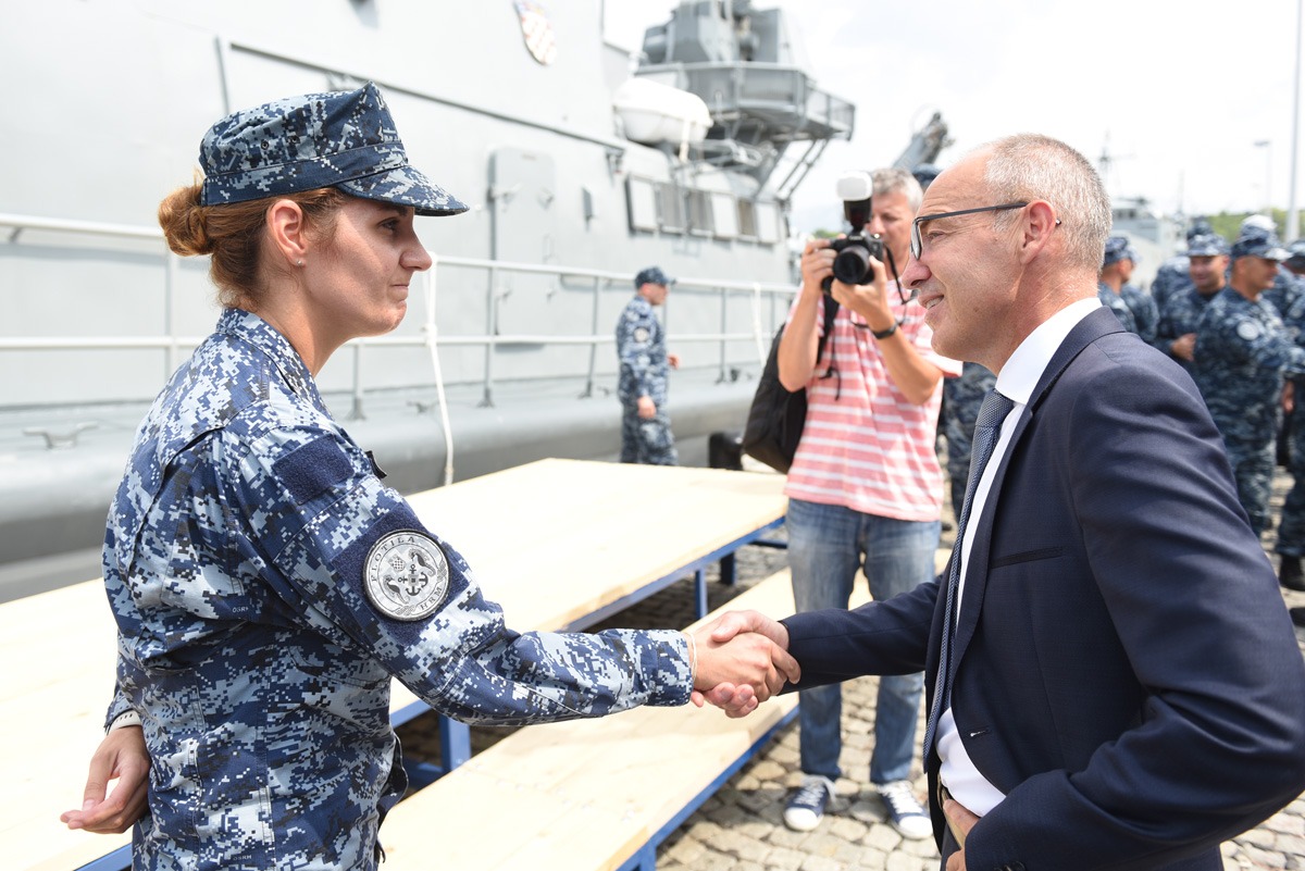 https://www.morh.hr/wp-content/gallery/ispracen-2-hrvcon-u-nato-ovu-operaciju-potpore-miru-sea-guardian/2_hrvcon_ispracaj_sea_guardian_hrm_190719_24.jpg