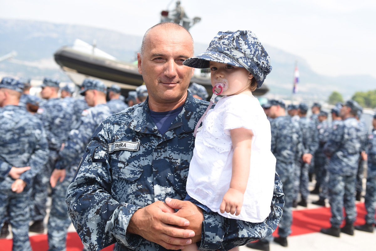 https://www.morh.hr/wp-content/gallery/ispracen-2-hrvcon-u-nato-ovu-operaciju-potpore-miru-sea-guardian/2_hrvcon_ispracaj_sea_guardian_hrm_190719_26.jpg