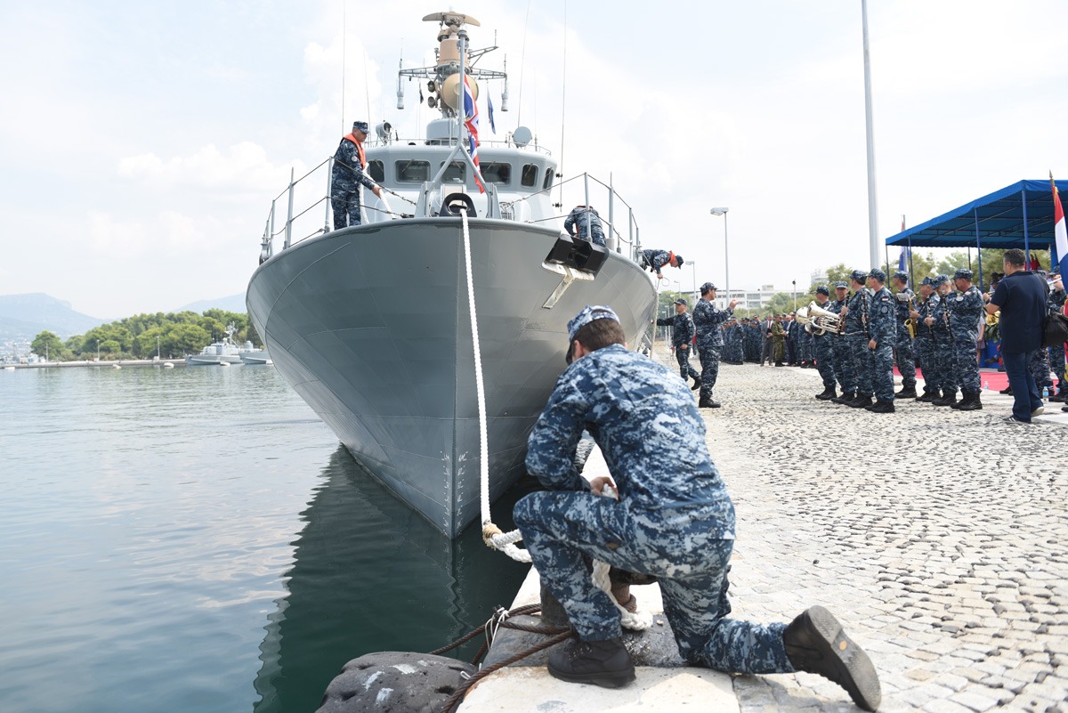 https://www.morh.hr/wp-content/gallery/ispracen-2-hrvcon-u-nato-ovu-operaciju-potpore-miru-sea-guardian/2_hrvcon_ispracaj_sea_guardian_hrm_190719_29.jpg