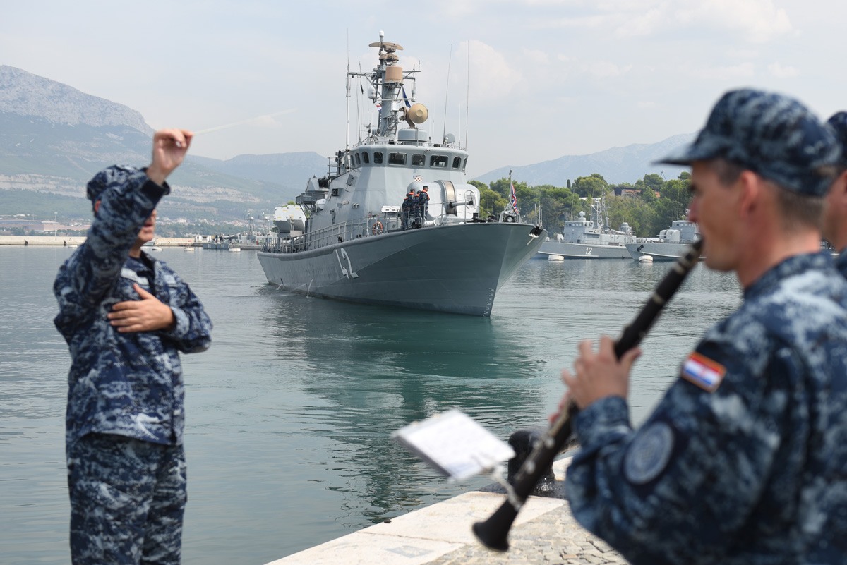 https://www.morh.hr/wp-content/gallery/ispracen-2-hrvcon-u-nato-ovu-operaciju-potpore-miru-sea-guardian/2_hrvcon_ispracaj_sea_guardian_hrm_190719_31.jpg