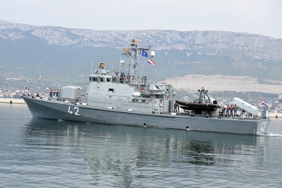 https://www.morh.hr/wp-content/gallery/ispracen-2-hrvcon-u-nato-ovu-operaciju-potpore-miru-sea-guardian/2_hrvcon_ispracaj_sea_guardian_hrm_190719_32.jpg