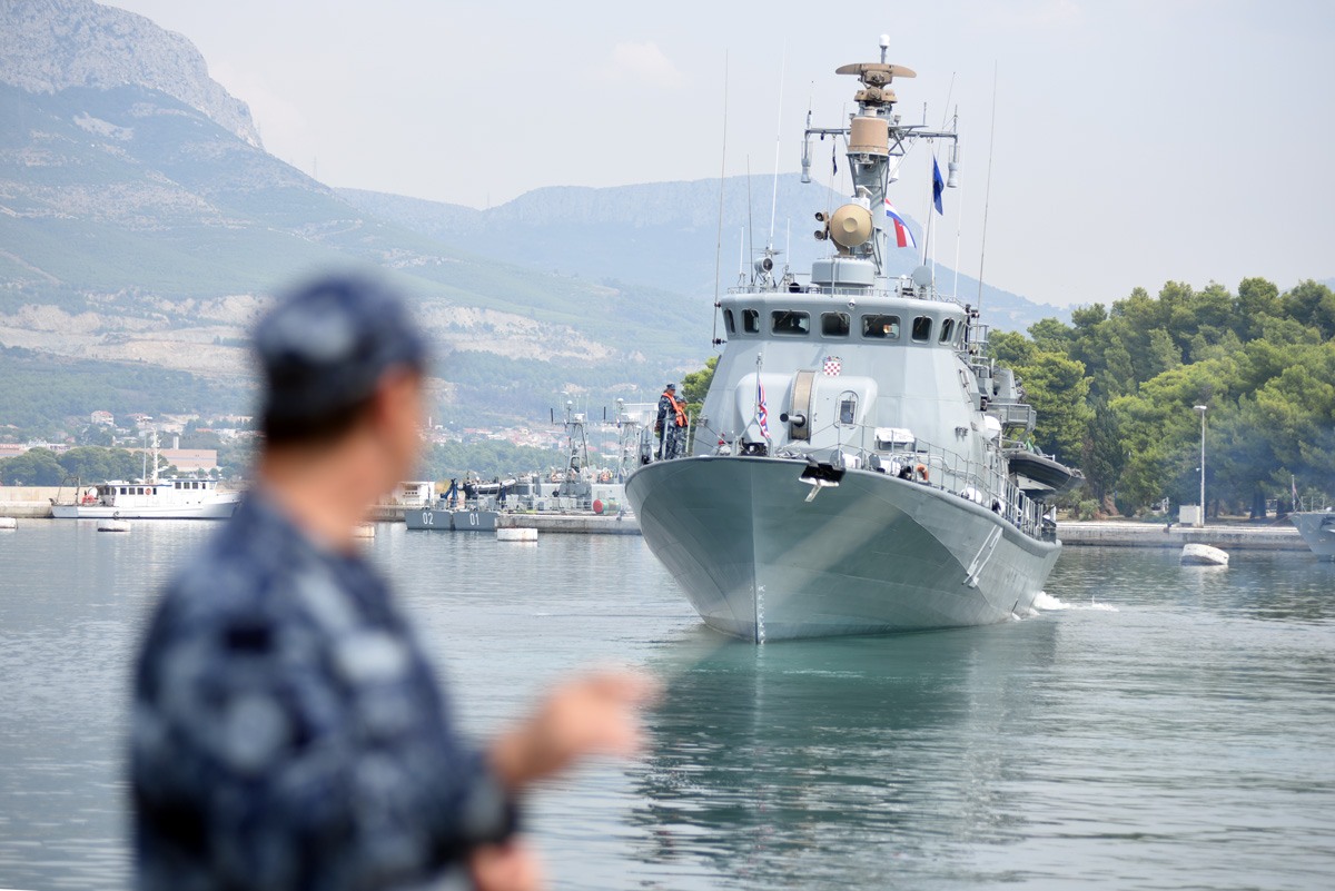 https://www.morh.hr/wp-content/gallery/ispracen-2-hrvcon-u-nato-ovu-operaciju-potpore-miru-sea-guardian/2_hrvcon_ispracaj_sea_guardian_hrm_190719_33.jpg
