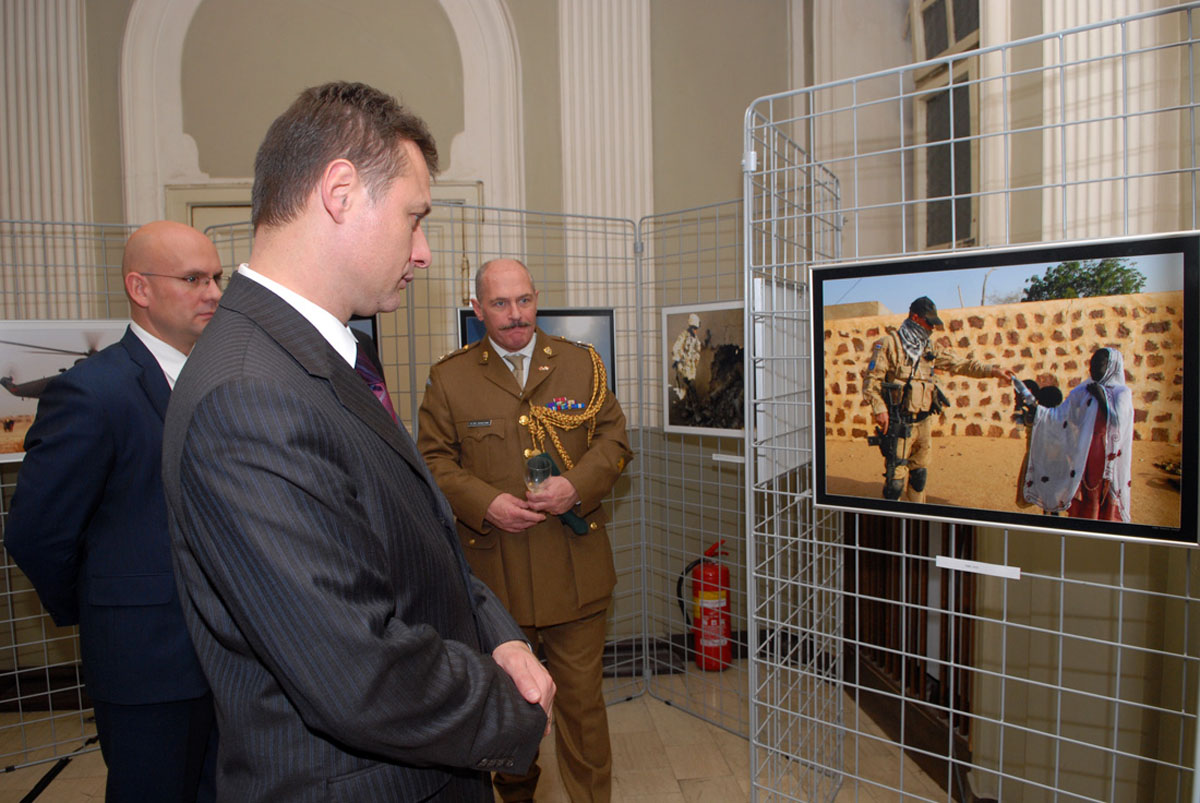 https://www.morh.hr/wp-content/gallery/izloba-fotografija-britanske-i-hrvatske-saveznike-snage-u-slubi-mira/izlozba_20100125_1.jpg