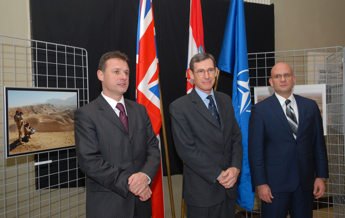 https://www.morh.hr/wp-content/gallery/izloba-fotografija-britanske-i-hrvatske-saveznike-snage-u-slubi-mira/izlozba_20100125_11.jpg