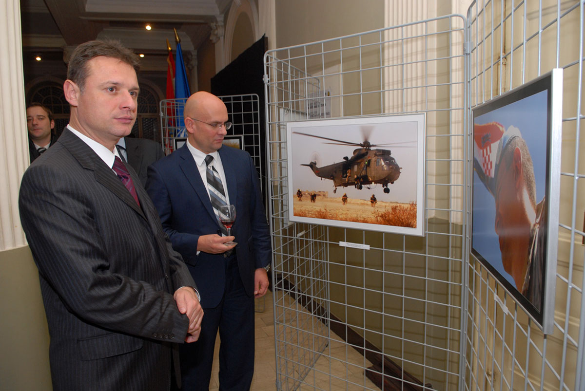 https://www.morh.hr/wp-content/gallery/izloba-fotografija-britanske-i-hrvatske-saveznike-snage-u-slubi-mira/izlozba_20100125_2.jpg