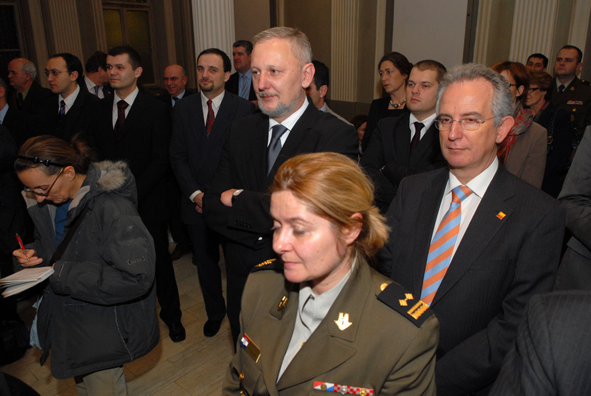 https://www.morh.hr/wp-content/gallery/izloba-fotografija-britanske-i-hrvatske-saveznike-snage-u-slubi-mira/izlozba_20100125_4.jpg