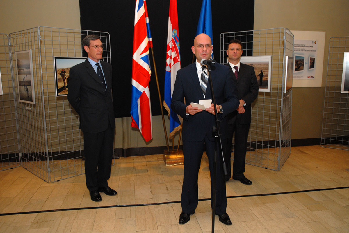 https://www.morh.hr/wp-content/gallery/izloba-fotografija-britanske-i-hrvatske-saveznike-snage-u-slubi-mira/izlozba_20100125_5.jpg
