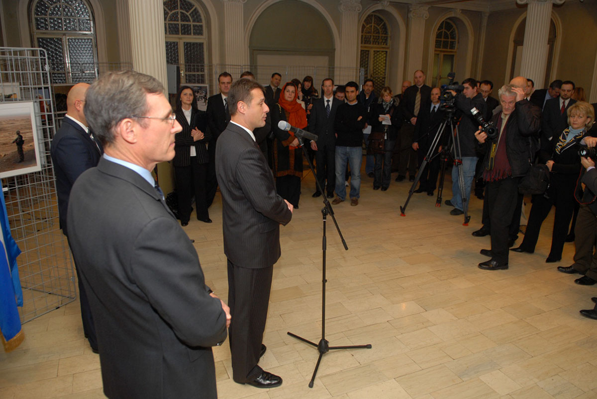 https://www.morh.hr/wp-content/gallery/izloba-fotografija-britanske-i-hrvatske-saveznike-snage-u-slubi-mira/izlozba_20100125_6.jpg