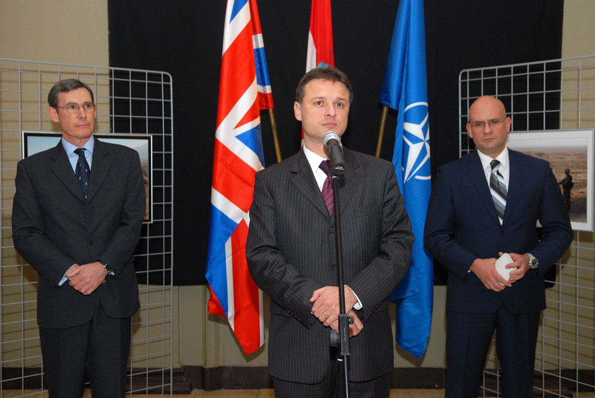 https://www.morh.hr/wp-content/gallery/izloba-fotografija-britanske-i-hrvatske-saveznike-snage-u-slubi-mira/izlozba_20100125_7v.jpg