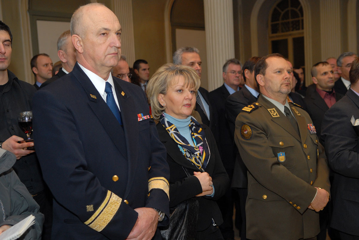 https://www.morh.hr/wp-content/gallery/izloba-fotografija-britanske-i-hrvatske-saveznike-snage-u-slubi-mira/izlozba_20100125_8.jpg