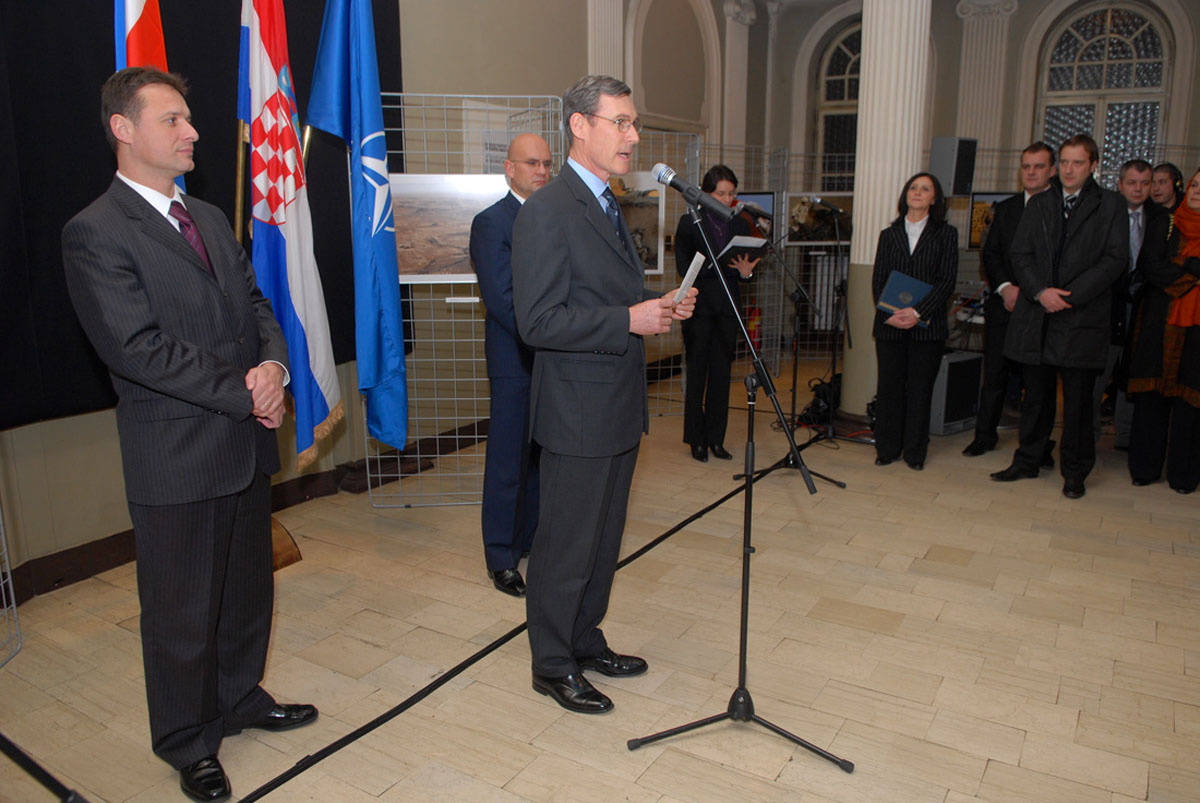 https://www.morh.hr/wp-content/gallery/izloba-fotografija-britanske-i-hrvatske-saveznike-snage-u-slubi-mira/izlozba_20100125_9.jpg