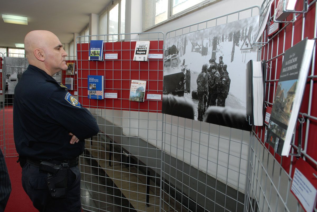 https://www.morh.hr/wp-content/gallery/izloba-publikacija-i-dokumentarnih-filmova-iz-fondova-muzeja-policije/mup_23032010-2.jpg
