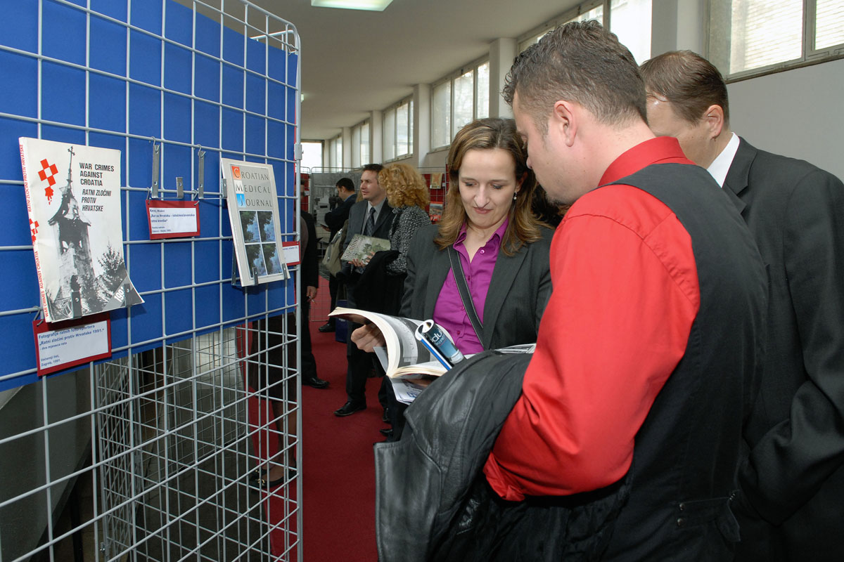 https://www.morh.hr/wp-content/gallery/izloba-publikacija-i-dokumentarnih-filmova-iz-fondova-muzeja-policije/mup_23032010-6.jpg