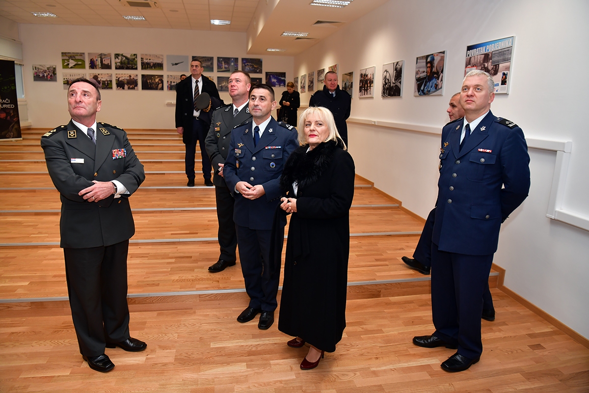 https://www.morh.hr/wp-content/gallery/izlozba-o-rudolfu-peresinu-i-nova-internetska-stranica-vojni-pilot-hr/izlozba_rudolf_peresin_20191212_02.jpg