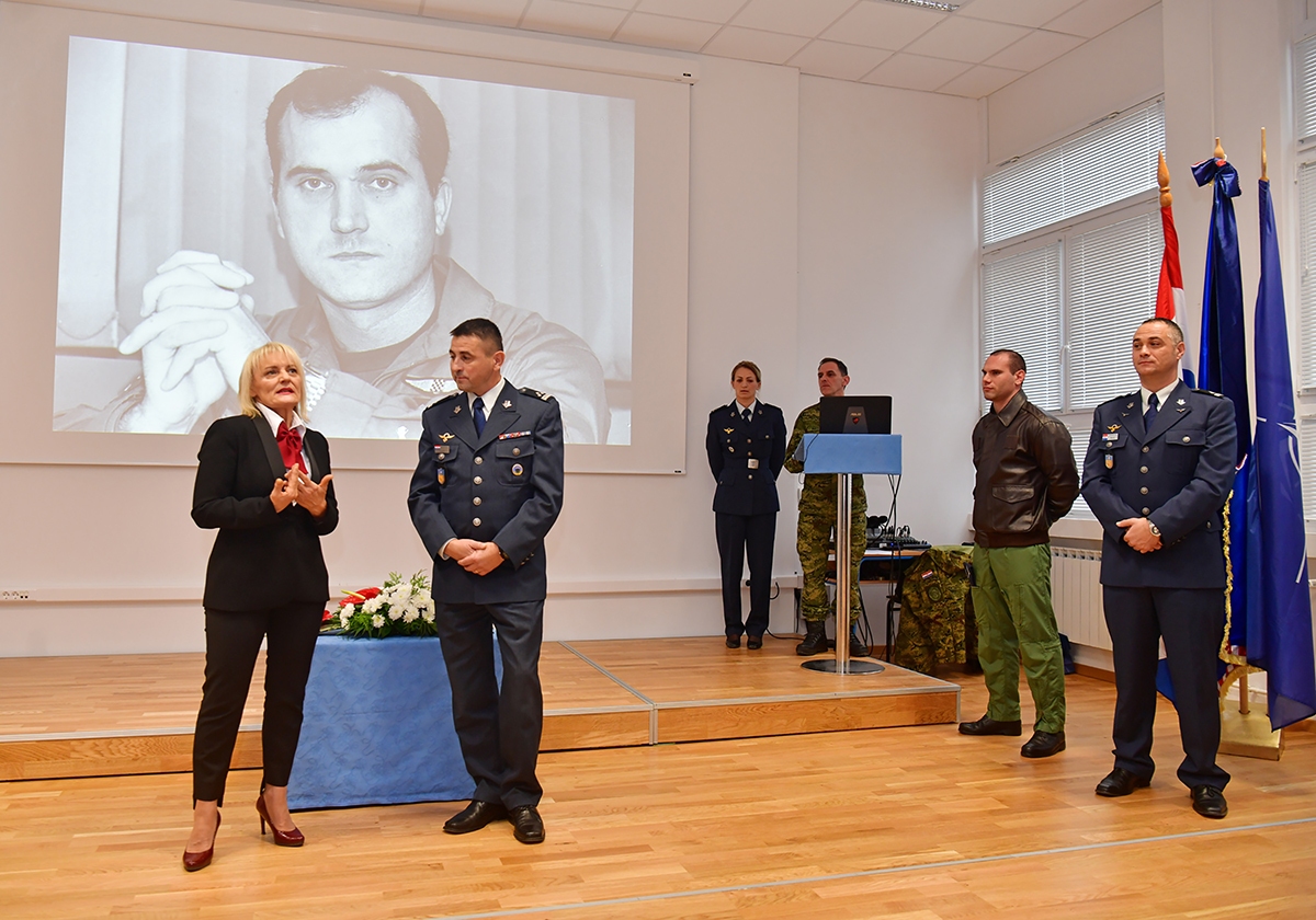 https://www.morh.hr/wp-content/gallery/izlozba-o-rudolfu-peresinu-i-nova-internetska-stranica-vojni-pilot-hr/izlozba_rudolf_peresin_20191212_04.jpg