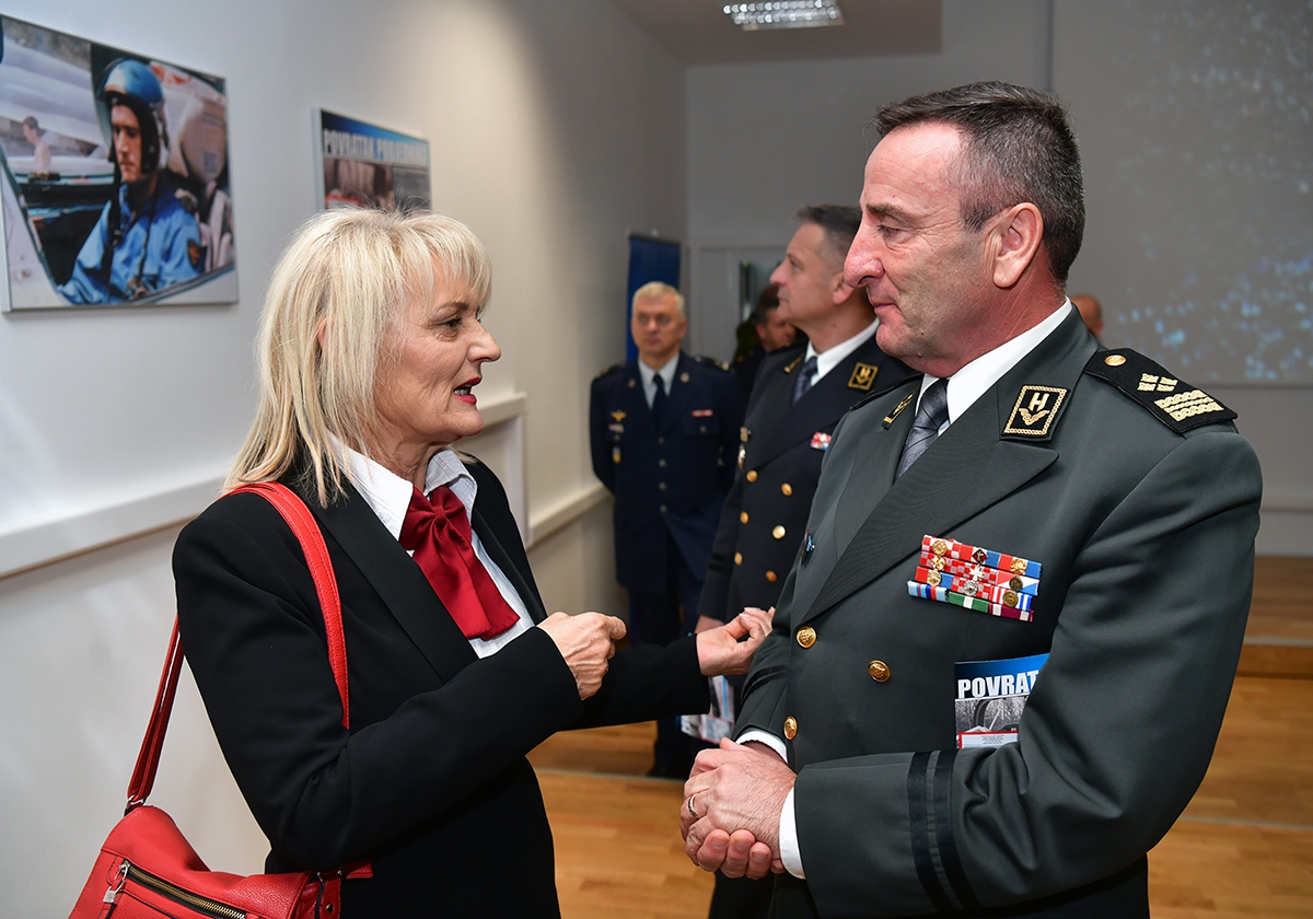 https://www.morh.hr/wp-content/gallery/izlozba-o-rudolfu-peresinu-i-nova-internetska-stranica-vojni-pilot-hr/izlozba_rudolf_peresin_20191212_05.jpg