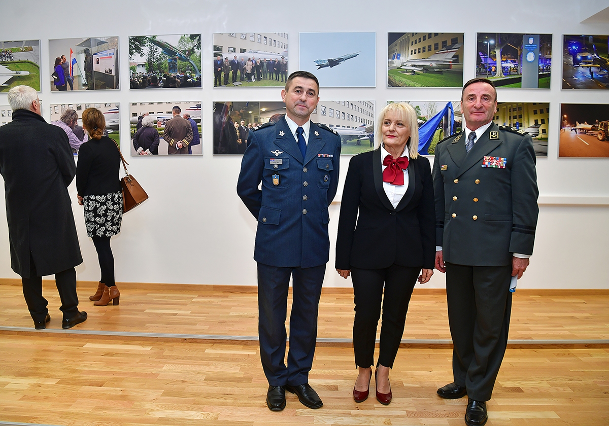 https://www.morh.hr/wp-content/gallery/izlozba-o-rudolfu-peresinu-i-nova-internetska-stranica-vojni-pilot-hr/izlozba_rudolf_peresin_20191212_08.jpg