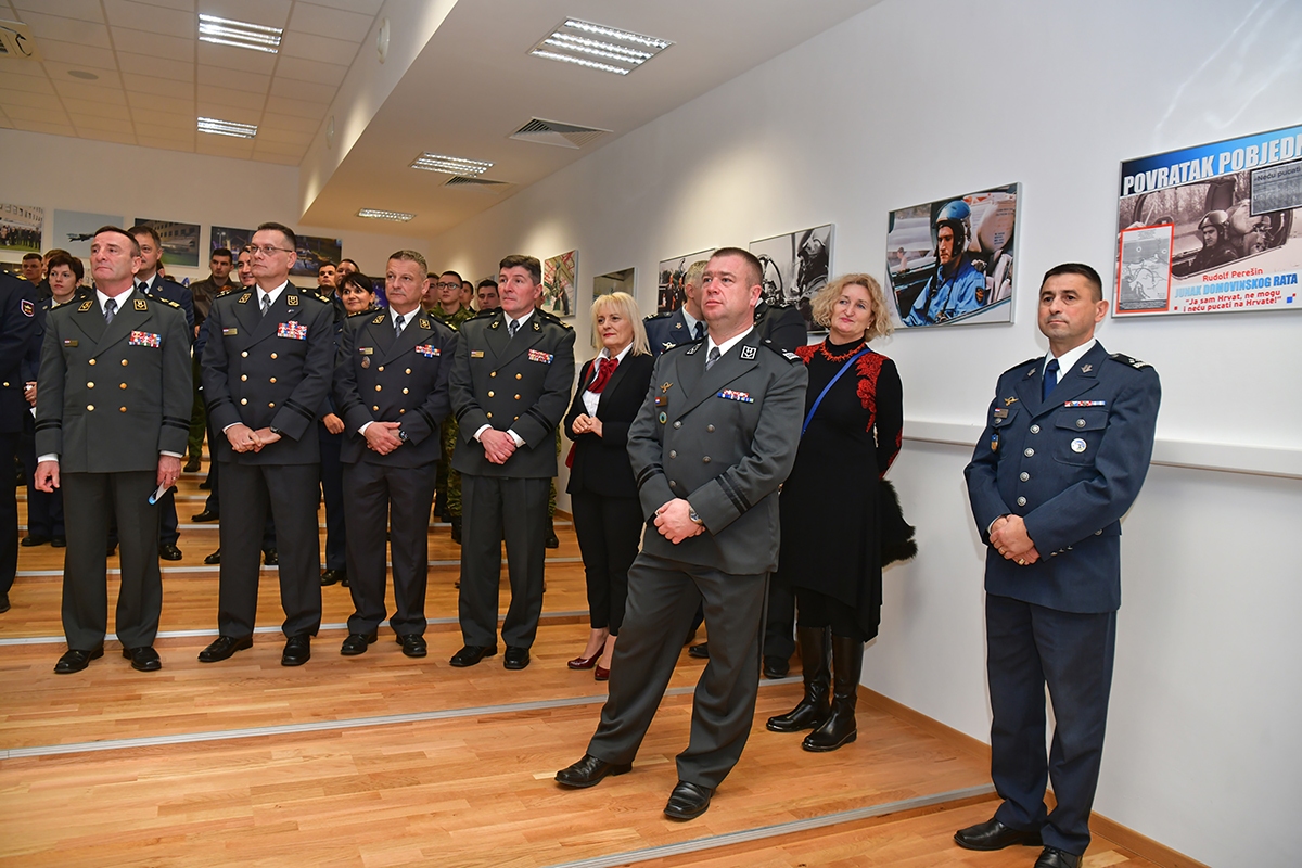 https://www.morh.hr/wp-content/gallery/izlozba-o-rudolfu-peresinu-i-nova-internetska-stranica-vojni-pilot-hr/izlozba_rudolf_peresin_20191212_10.jpg