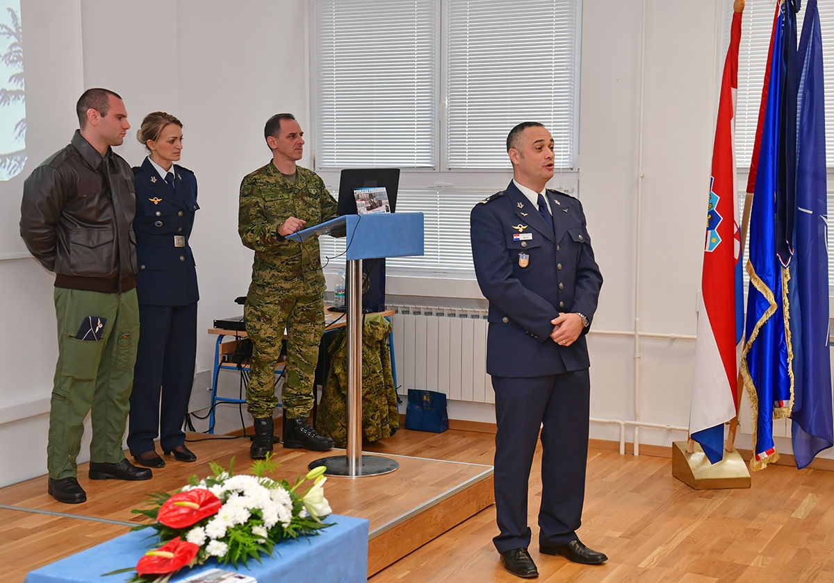 https://www.morh.hr/wp-content/gallery/izlozba-o-rudolfu-peresinu-i-nova-internetska-stranica-vojni-pilot-hr/izlozba_rudolf_peresin_20191212_11.jpg