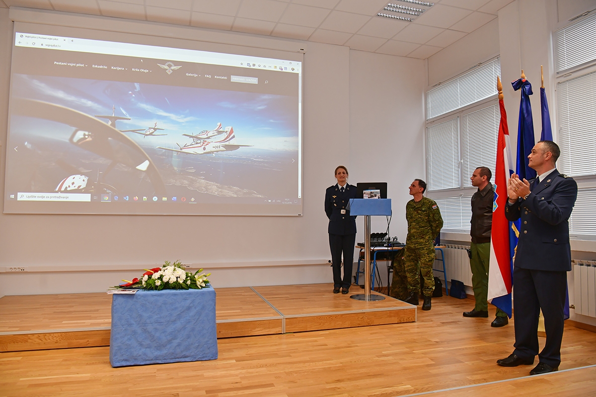https://www.morh.hr/wp-content/gallery/izlozba-o-rudolfu-peresinu-i-nova-internetska-stranica-vojni-pilot-hr/izlozba_rudolf_peresin_20191212_12.jpg