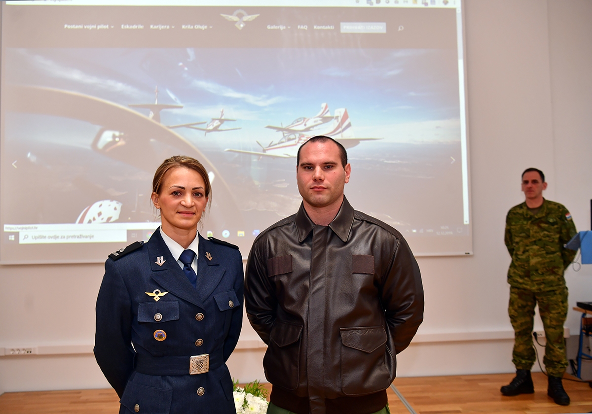https://www.morh.hr/wp-content/gallery/izlozba-o-rudolfu-peresinu-i-nova-internetska-stranica-vojni-pilot-hr/izlozba_rudolf_peresin_20191212_14.jpg