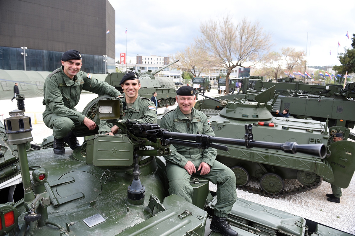 https://www.morh.hr/wp-content/gallery/izlozba-vojne-opreme-hrvatske-vojske-u-splitu/hrvatska_vojska_gradani_split_110419_05.jpg