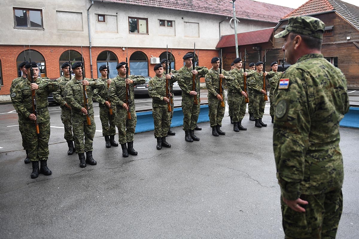 https://www.morh.hr/wp-content/gallery/izvrsena-svecana-primopredaja-duznosti-zapovjednika-gombr-e/primopredaja_duznosti_zapovjednika_gombre_28062018_03.jpg