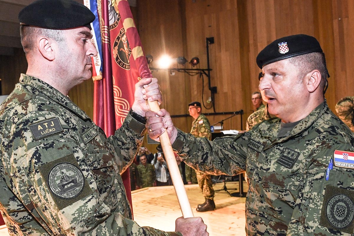 https://www.morh.hr/wp-content/gallery/izvrsena-svecana-primopredaja-duznosti-zapovjednika-gombr-e/primopredaja_duznosti_zapovjednika_gombre_28062018_17.jpg