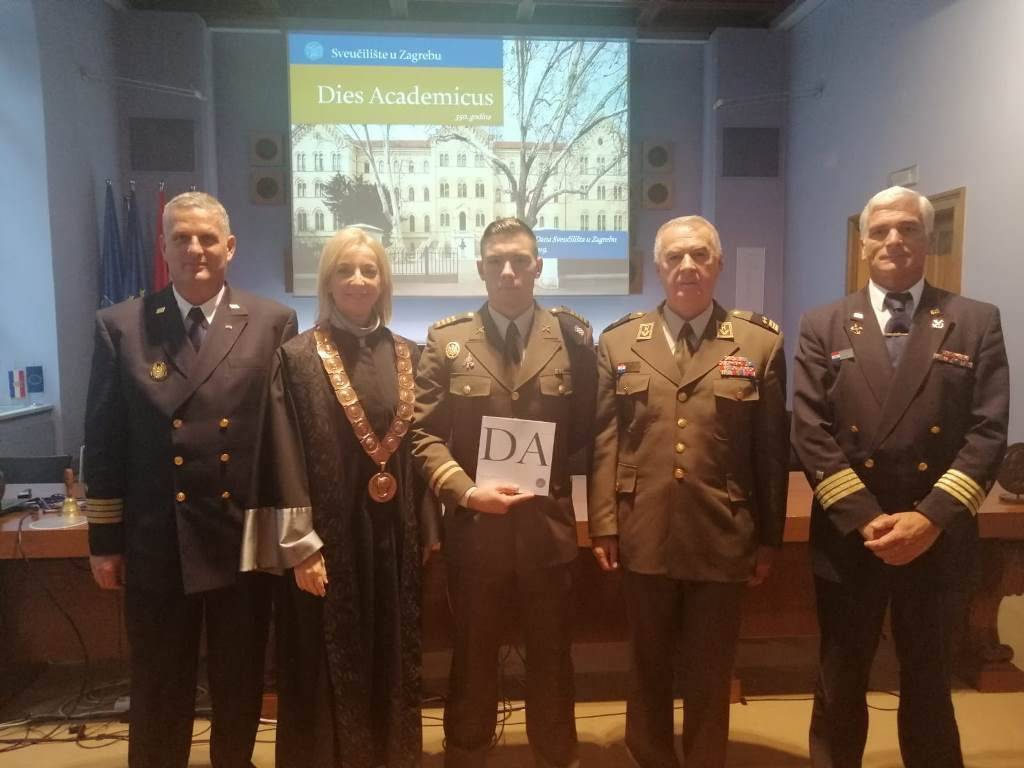 https://www.morh.hr/wp-content/gallery/kadet-matija-mrso-primio-posebno-priznanje-rektora-sveucilista-u-zagrebu/kadet_matija_mrso_rektorovo_priznanje_19072019_02.jpg