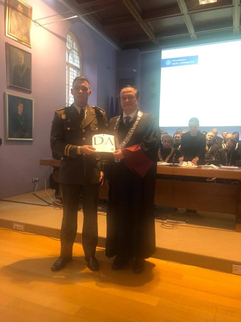 https://www.morh.hr/wp-content/gallery/kadet-matija-mrso-primio-posebno-priznanje-rektora-sveucilista-u-zagrebu/kadet_matija_mrso_rektorovo_priznanje_19072019_03.jpg