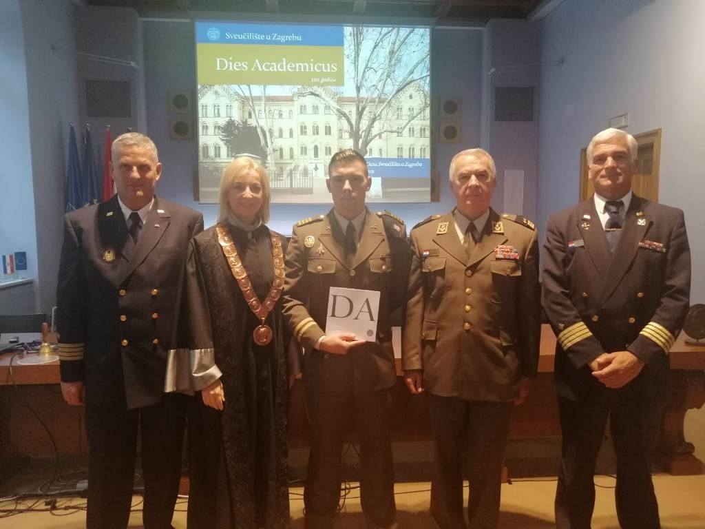 https://www.morh.hr/wp-content/gallery/kadet-matija-mrso-primio-posebno-priznanje-rektora-sveucilista-u-zagrebu/kadet_matija_mrso_rektorovo_priznanje_19072019_04.jpg