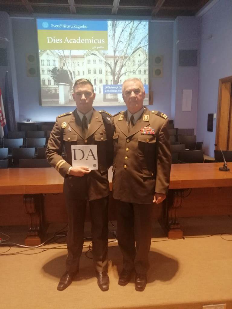 https://www.morh.hr/wp-content/gallery/kadet-matija-mrso-primio-posebno-priznanje-rektora-sveucilista-u-zagrebu/kadet_matija_mrso_rektorovo_priznanje_19072019_05.jpg