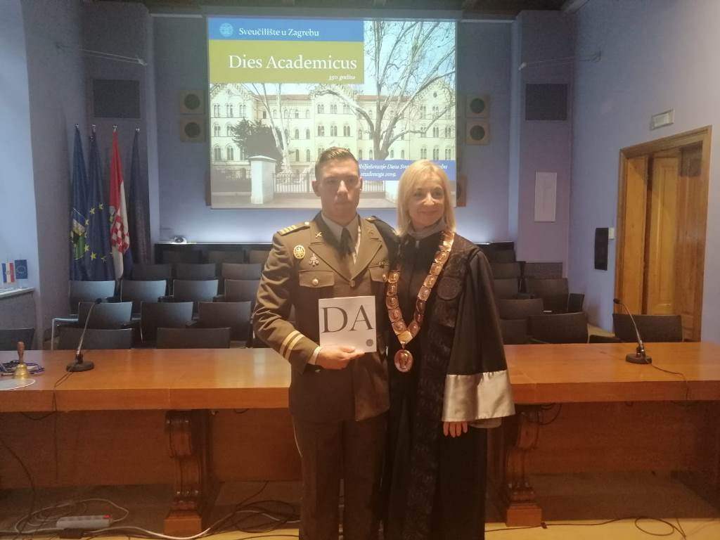 https://www.morh.hr/wp-content/gallery/kadet-matija-mrso-primio-posebno-priznanje-rektora-sveucilista-u-zagrebu/kadet_matija_mrso_rektorovo_priznanje_19072019_07.jpg