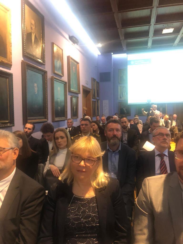 https://www.morh.hr/wp-content/gallery/kadet-matija-mrso-primio-posebno-priznanje-rektora-sveucilista-u-zagrebu/kadet_matija_mrso_rektorovo_priznanje_19072019_08.jpg