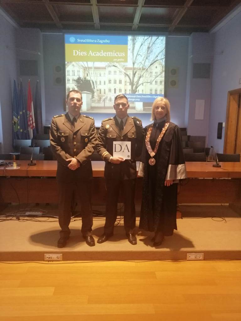 https://www.morh.hr/wp-content/gallery/kadet-matija-mrso-primio-posebno-priznanje-rektora-sveucilista-u-zagrebu/kadet_matija_mrso_rektorovo_priznanje_19072019_09.jpg