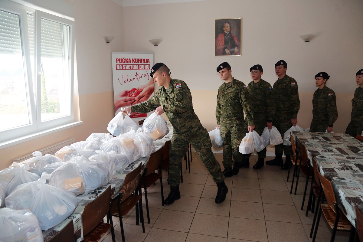 https://www.morh.hr/wp-content/gallery/kadeti-hrvatske-vojske-humanitarnim-akcijama-pomazu-potrebitima/20191220_humanitarna_akcija_kadet_01.jpg